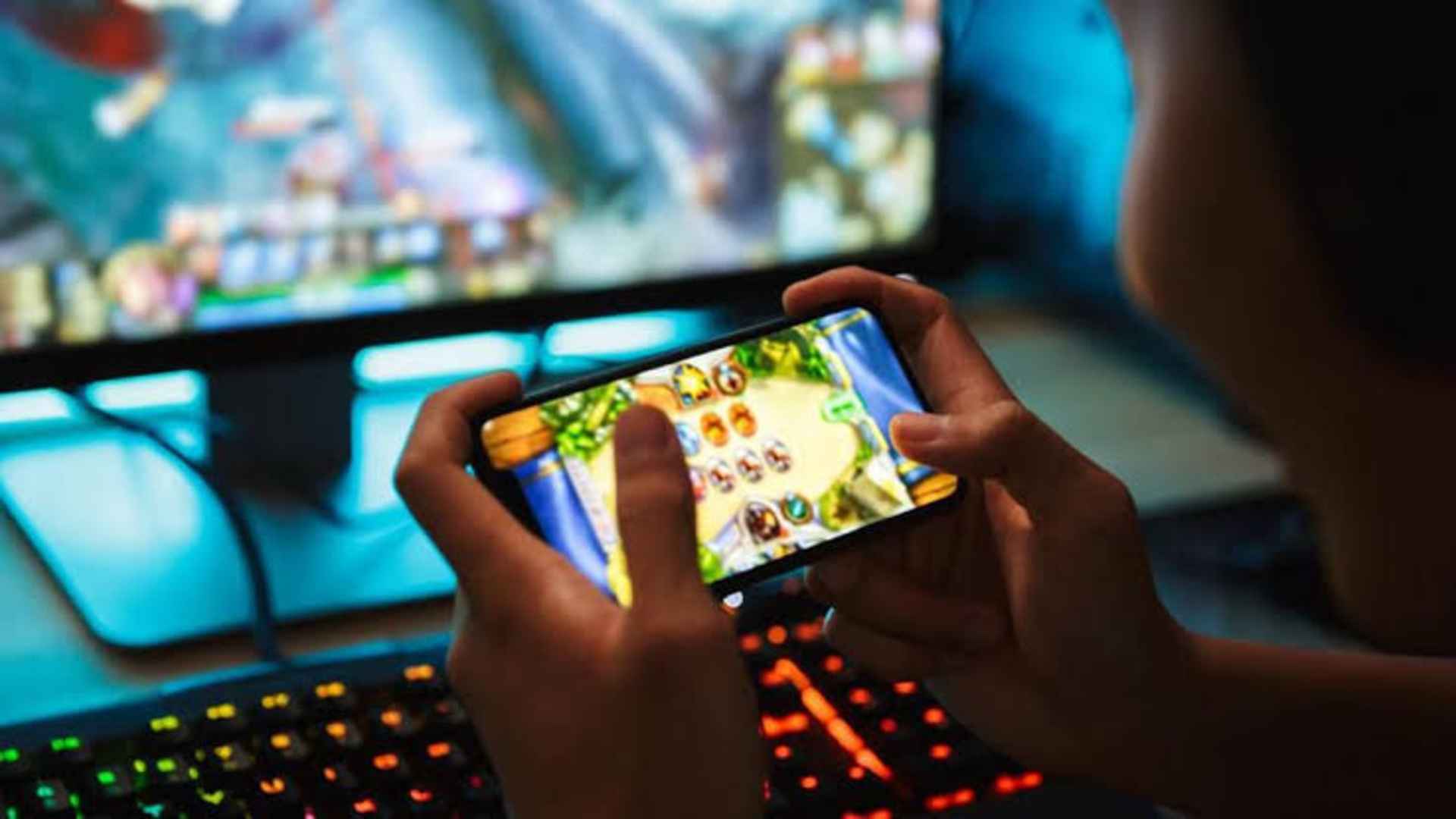 Mobile Card Games with Dynamic Strategies